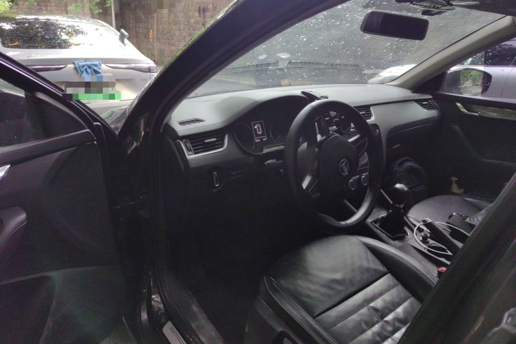 Used Skoda Octavia 2017 1.6L Manual Front-Wheel-Drive Version Driver Seat
