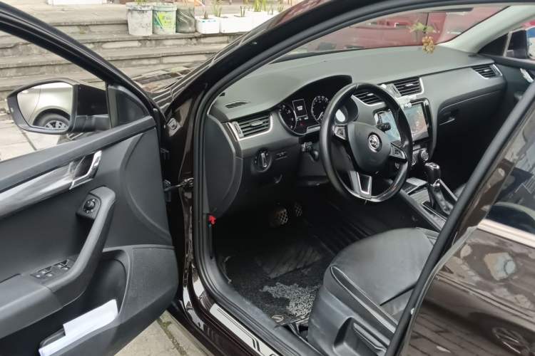 Used Skoda Octavia 2017 1.6L Automatic Smart Drive Edition Driver Seat
