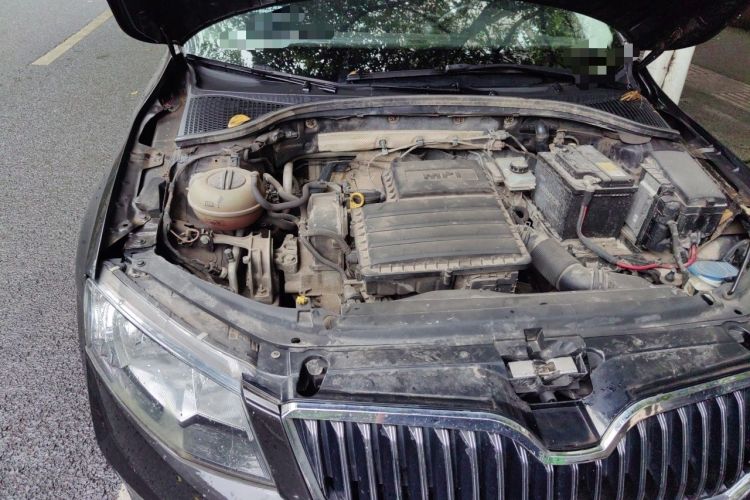 Used Skoda Octavia 2017 1.6L Manual Front-Wheel-Drive Version Engine Bay Right