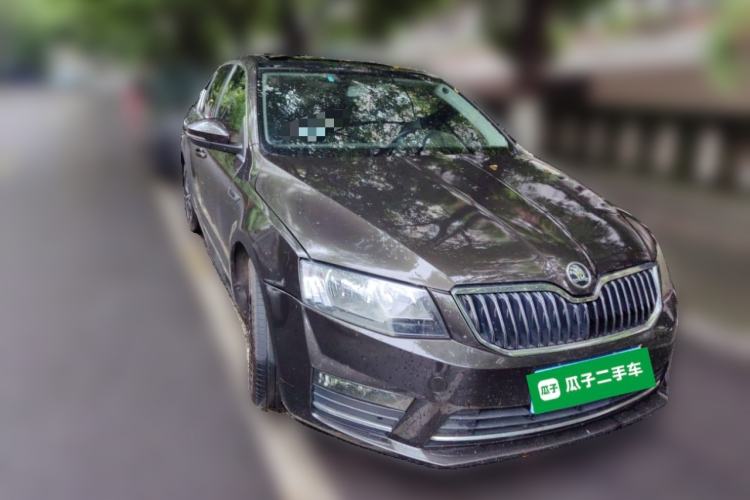 Used Skoda Octavia 2017 1.6L Manual Front-Wheel-Drive Version Front Right 45 Deg