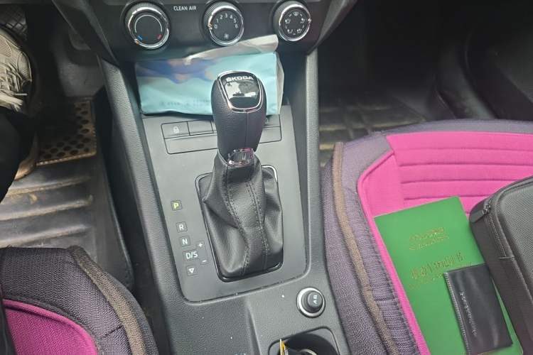 Used Skoda Octavia 2017 Classic Model 1.6L Automatic Comfort Edition Gear Lever