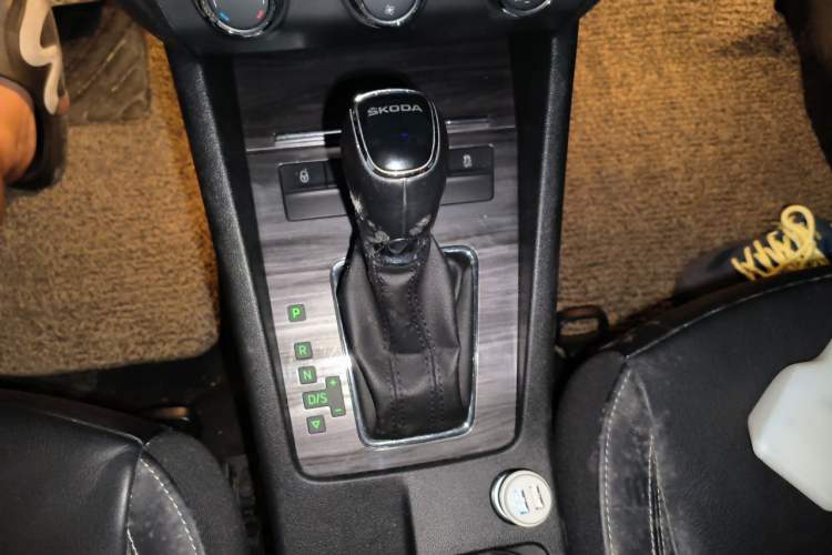 Used Skoda Octavia 2017 1.6L Automatic Smart Drive Edition Gear Lever