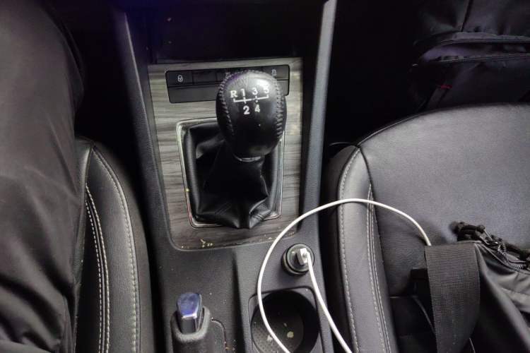 Used Skoda Octavia 2017 1.6L Manual Front-Wheel-Drive Version Gear Lever