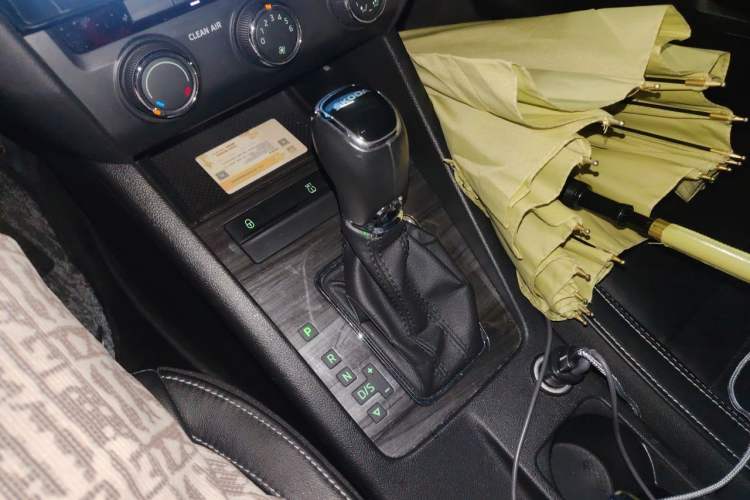 Used Skoda Octavia 2017 1.6L Automatic Smart Drive Edition Gear Lever