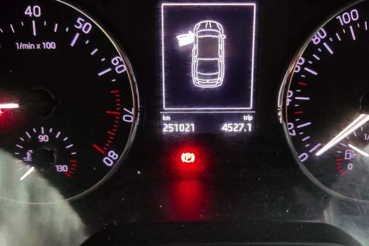 Used Skoda Octavia 2017 1.6L Manual Front-Wheel-Drive Version Odometer Close Up