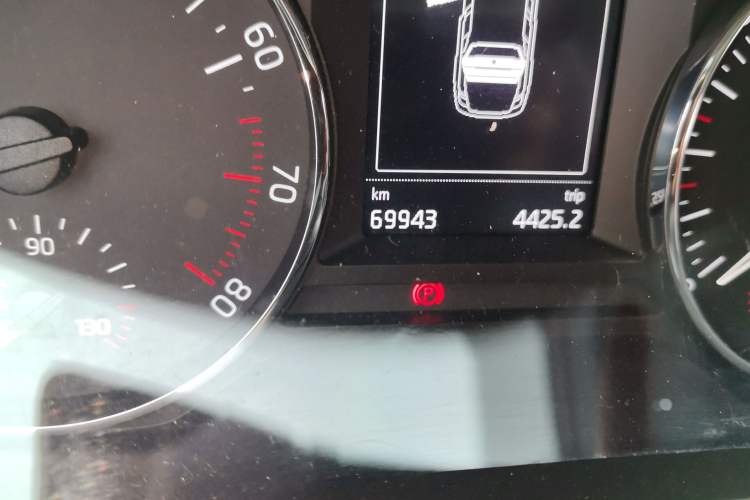 Used Skoda Octavia 2017 1.6L Manual Smart Drive Edition Odometer Close Up