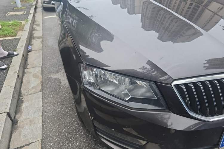 Used Skoda Octavia 2017 Classic Model 1.6L Automatic Comfort Edition Right Front Headlight