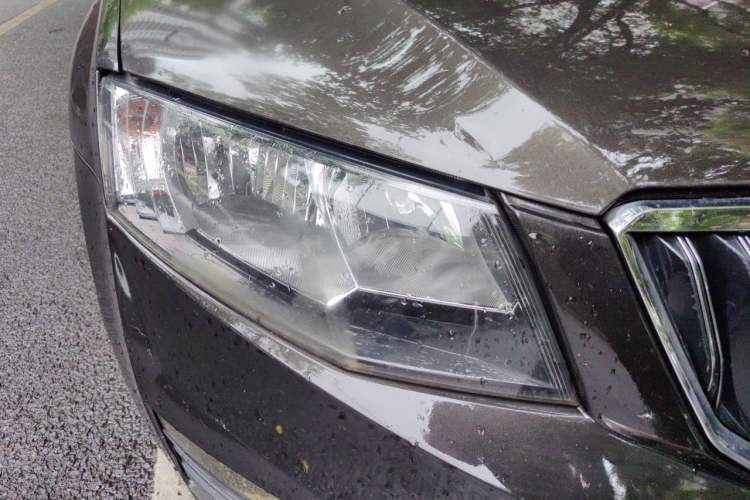Used Skoda Octavia 2017 1.6L Manual Front-Wheel-Drive Version Right Front Headlight