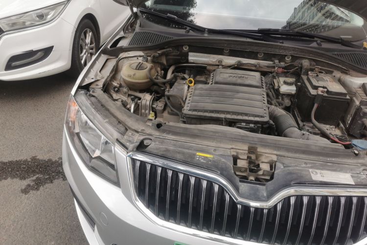 Used Skoda Octavia 2017 1.6L Automatic Smart Drive Edition Right Front Headlight