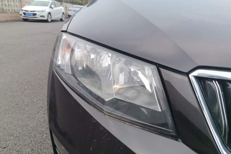 Used Skoda Octavia 2017 1.6L Manual Smart Drive Edition Right Front Headlight