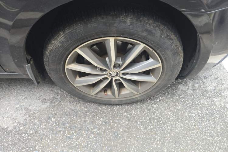 Used Skoda Octavia 2017 Classic Model 1.6L Automatic Comfort Edition Right Front Wheel Hub