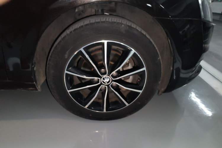 Used Skoda Octavia 2017 1.6L Automatic Smart Drive Edition Right Front Wheel Hub