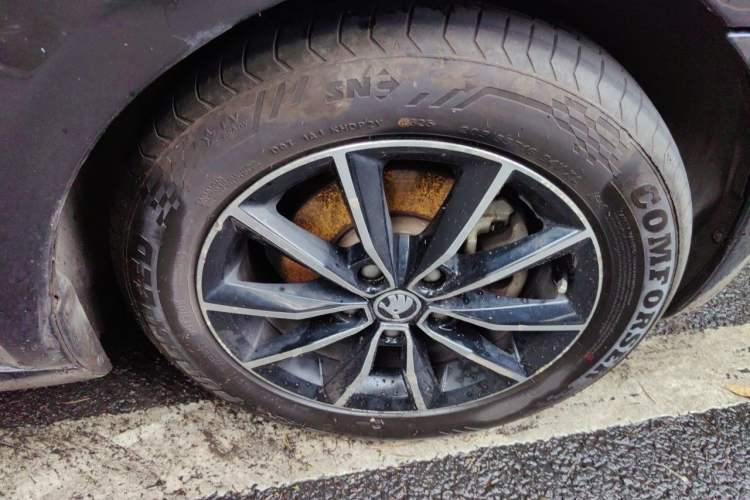 Used Skoda Octavia 2017 1.6L Manual Front-Wheel-Drive Version Right Front Wheel Hub