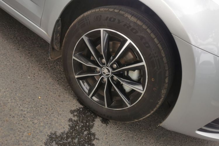 Used Skoda Octavia 2017 1.6L Automatic Smart Drive Edition Right Front Wheel Hub