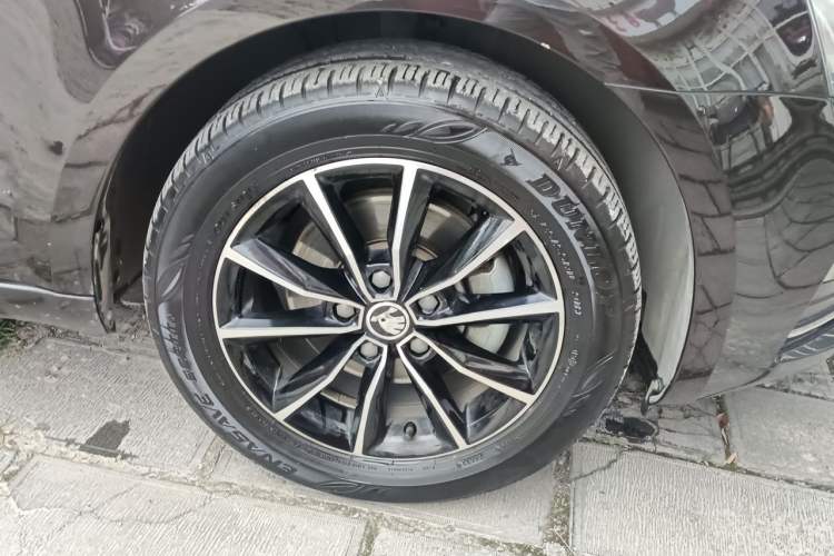 Used Skoda Octavia 2017 1.6L Automatic Smart Drive Edition Right Front Wheel Hub