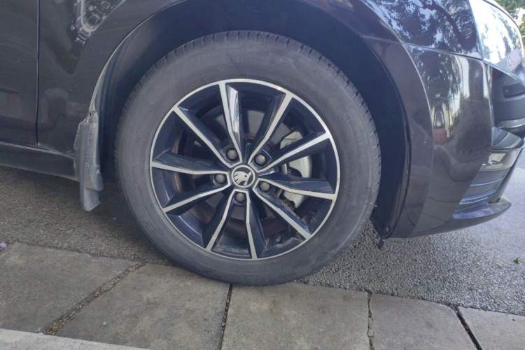 Used Skoda Octavia 2017 1.6L Automatic Chuanxing Edition Right Front Wheel Hub