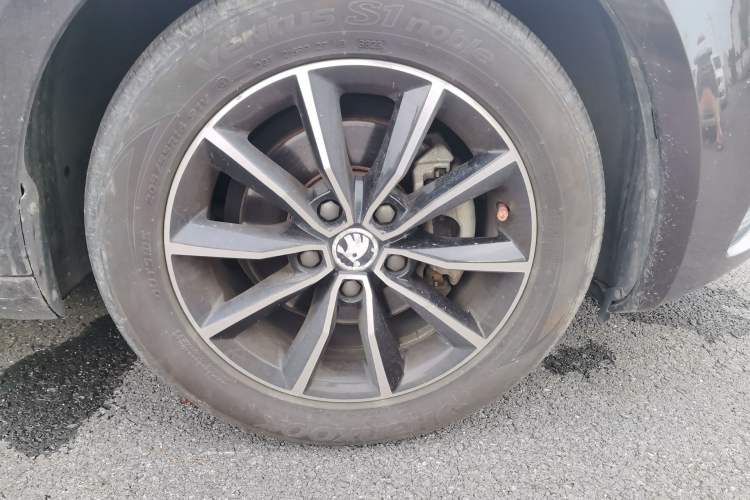 Used Skoda Octavia 2017 1.6L Manual Smart Drive Edition Right Front Wheel Hub