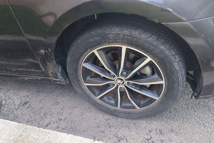 Used Skoda Octavia 2017 1.6L Manual Smart Drive Edition Right Front Wheel Hub