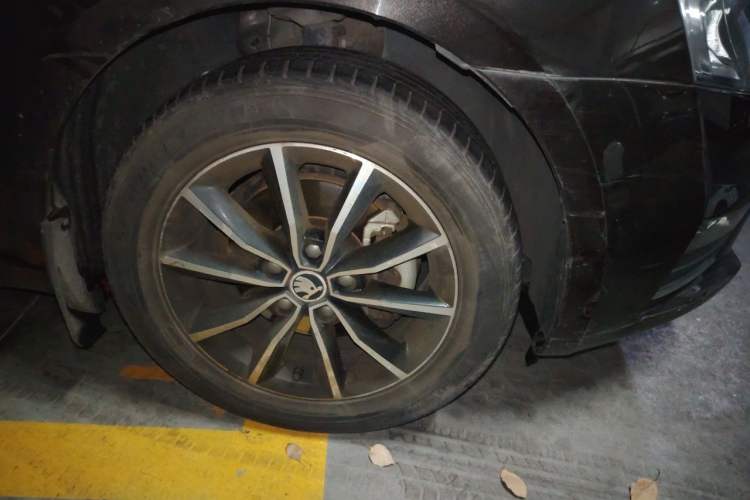 Used Skoda Octavia 2017 1.6L Automatic Smart Drive Edition Right Front Wheel Hub
