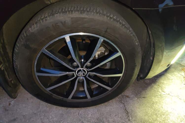 Used Skoda Octavia 2017 1.6L Manual Smart Drive Edition Right Front Wheel Hub