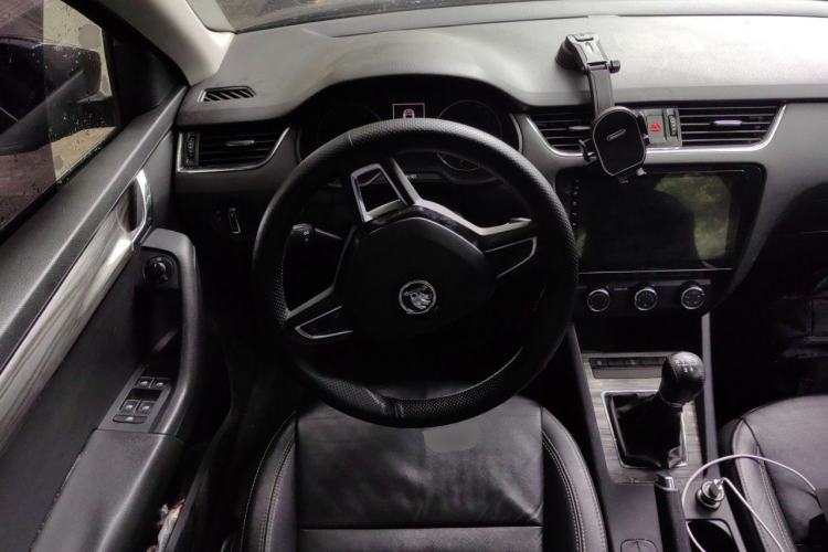 Used Skoda Octavia 2017 1.6L Manual Front-Wheel-Drive Version Steering Wheel