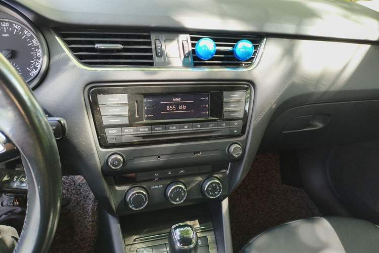 Used Skoda Octavia 2017 1.6L Automatic Smart Drive Edition Audio And AC Panel