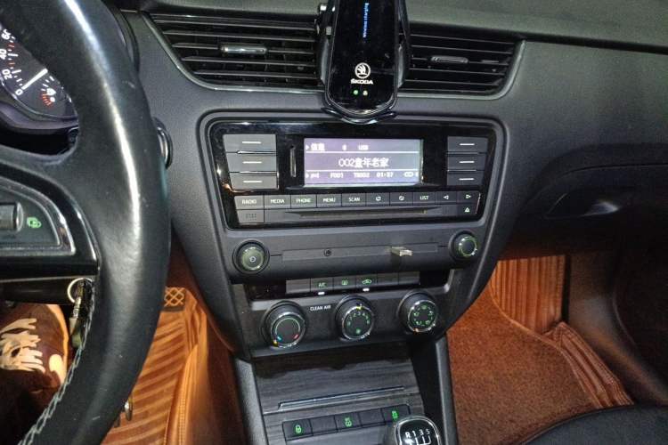 Used Skoda Octavia 2017 1.6L Manual Smart Drive Edition Audio And AC Panel