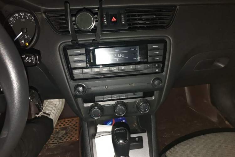 Used Skoda Octavia 2017 1.6L Automatic Smart Drive Edition Audio And AC Panel