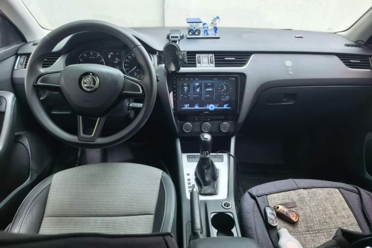 Used Skoda Octavia 2017 1.6L Automatic Chuanxing Edition Center Console