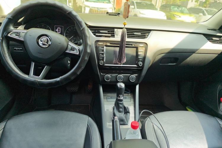 Used Skoda Octavia 2017 1.6L Automatic Smart Drive Edition Center Console
