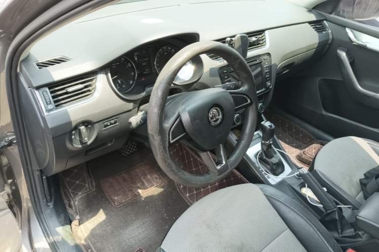 Used Skoda Octavia 2017 1.6L Automatic Chuanxing Edition Center Console