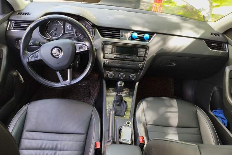 Used Skoda Octavia 2017 1.6L Automatic Smart Drive Edition Center Console