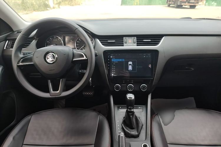 Used Skoda Octavia 2017 Classic Model 1.6L Automatic Comfort Edition Center Console