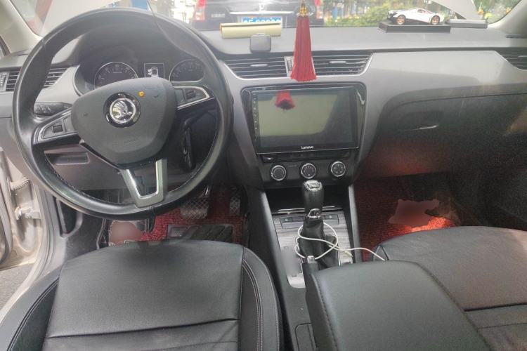 Used Skoda Octavia 2017 1.6L Automatic Smart Drive Edition Center Console