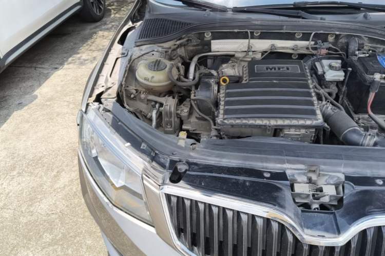 Used Skoda Octavia 2017 1.6L Automatic Chuanxing Edition Engine Bay Right