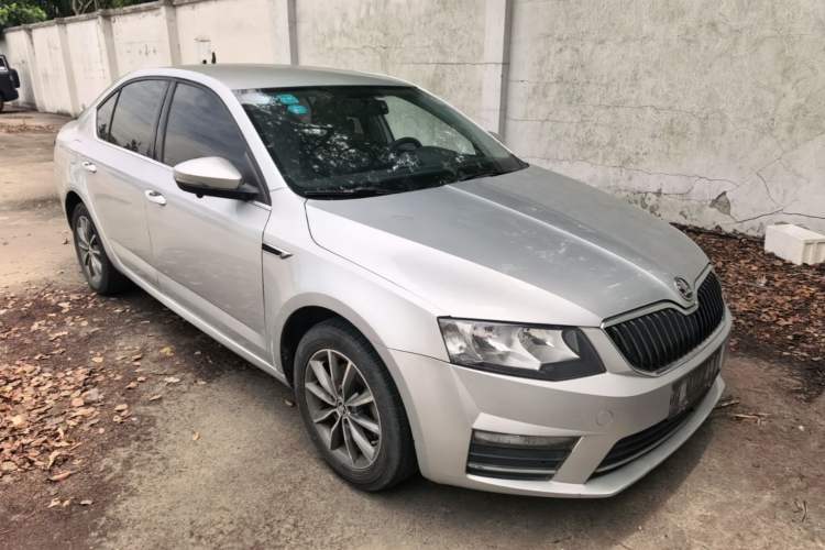 Used Skoda Octavia 2017 1.6L Automatic Chuanxing Edition Front Right 45 Deg