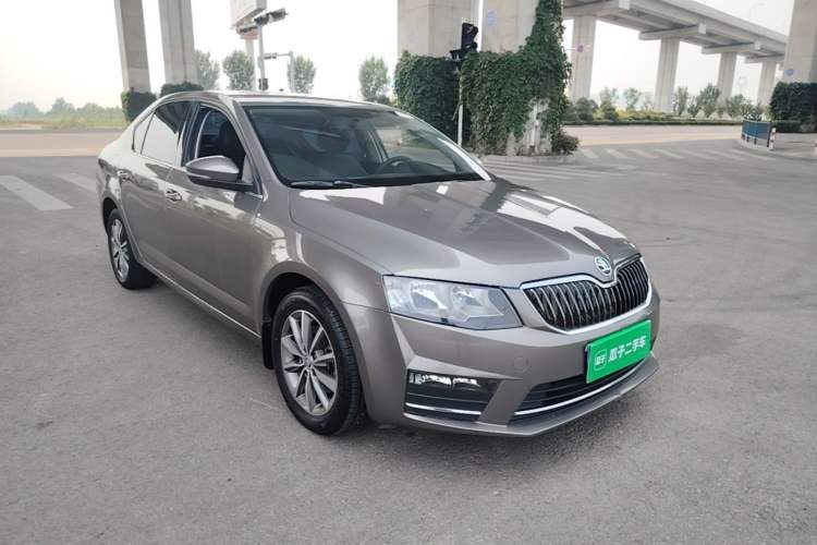 Used Skoda Octavia 2017 Classic Model 1.6L Automatic Comfort Edition Front Right 45 Deg
