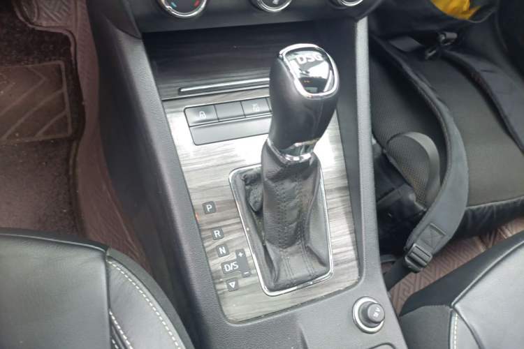 Used Skoda Octavia 2017 TSI280 DSG Smart Drive Edition Gear Lever