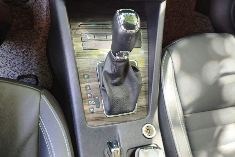 Used Skoda Octavia 2017 1.6L Automatic Smart Drive Edition Gear Lever