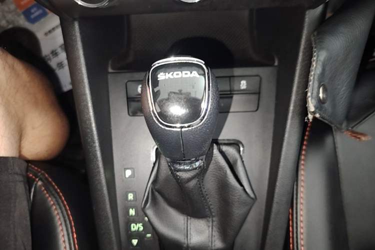 Used Skoda Octavia 2017 Classic Model 1.6L Automatic Comfort Edition Gear Lever