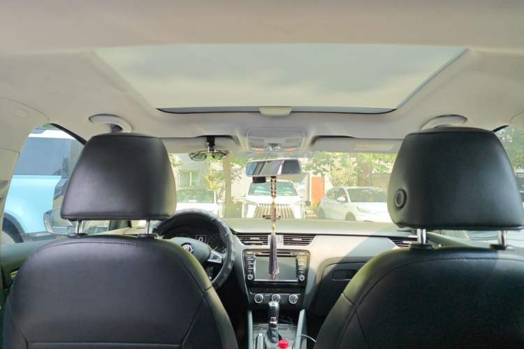Used Skoda Octavia 2017 1.6L Automatic Smart Drive Edition Headliner