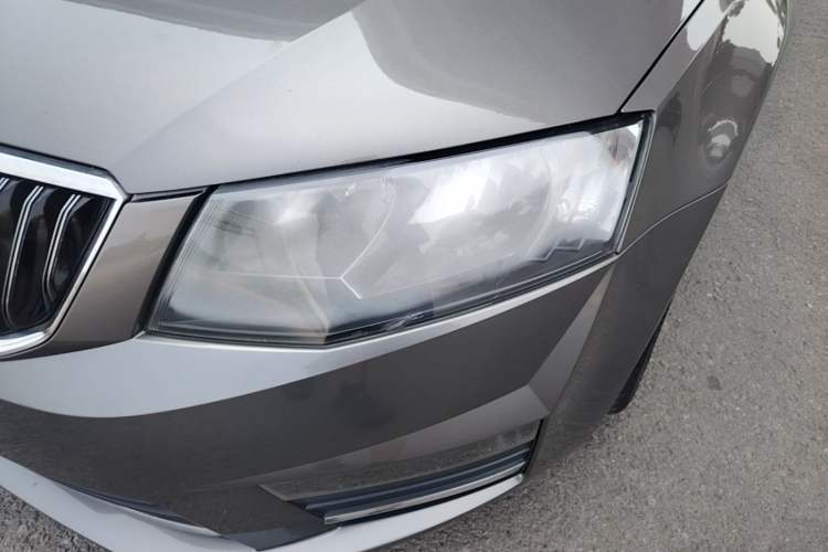 Used Skoda Octavia 2017 Classic Model 1.6L Automatic Comfort Edition Left Front Headlight