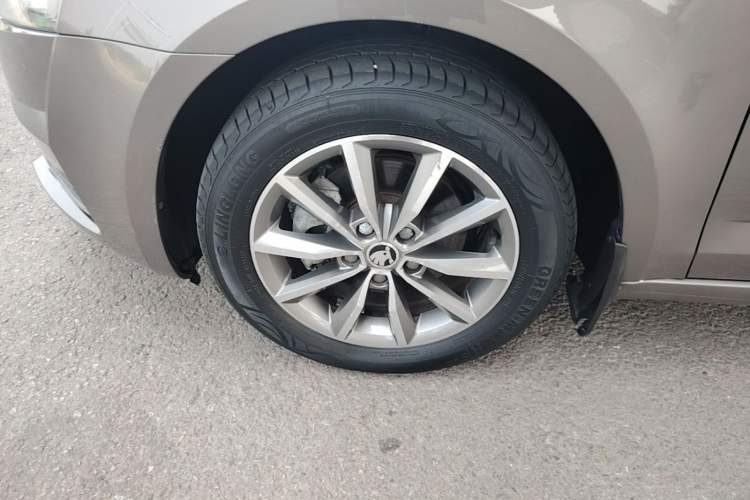 Used Skoda Octavia 2017 Classic Model 1.6L Automatic Comfort Edition Left Front Wheel Hub