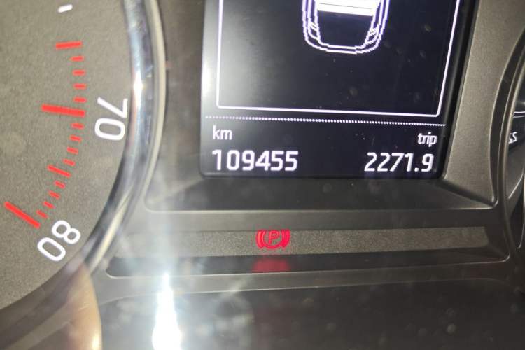 Used Skoda Octavia 2017 1.6L Automatic Smart Drive Edition Odometer Close Up