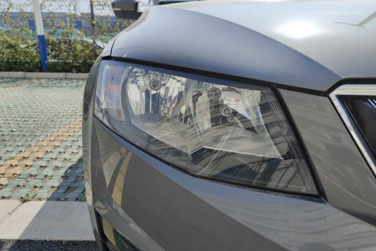 Used Skoda Octavia 2017 1.6L Automatic Smart Drive Edition Right Front Headlight