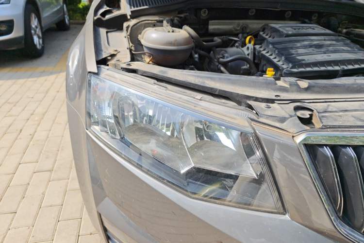 Used Skoda Octavia 2017 1.6L Automatic Smart Drive Edition Right Front Headlight