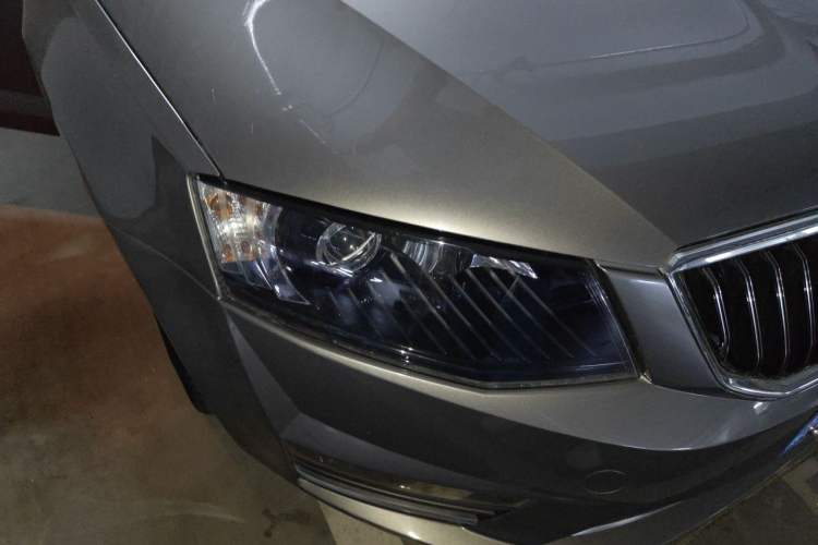 Used Skoda Octavia 2017 1.6L Automatic Smart Drive Edition Right Front Headlight