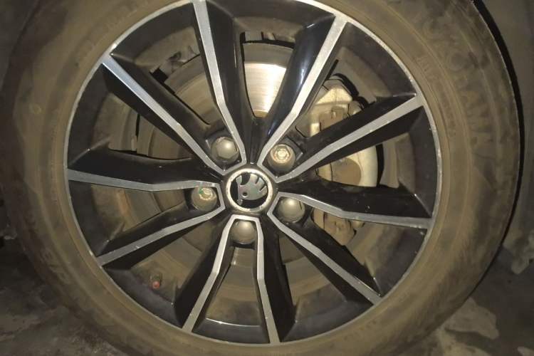 Used Skoda Octavia 2017 1.6L Manual Smart Drive Edition Right Front Wheel Hub