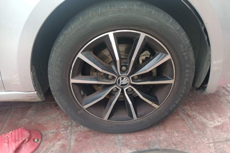 Used Skoda Octavia 2017 TSI280 DSG Smart Drive Edition Right Front Wheel Hub