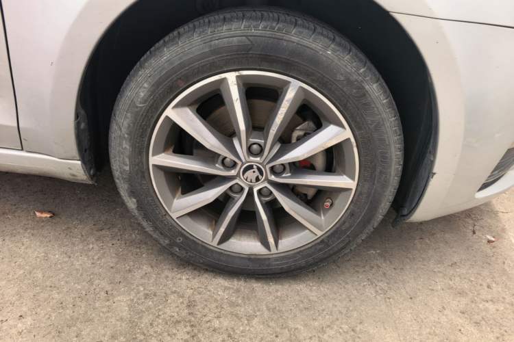 Used Skoda Octavia 2017 1.6L Automatic Chuanxing Edition Right Front Wheel Hub
